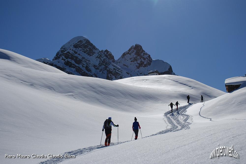 76 Eccoci al Rifugio col Trona da sfondo.jpg